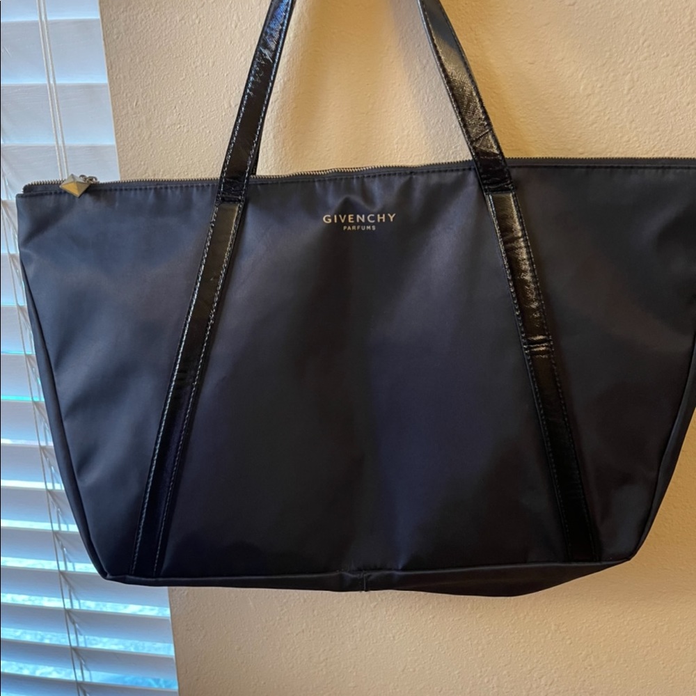 Elegant Givenchy black purse